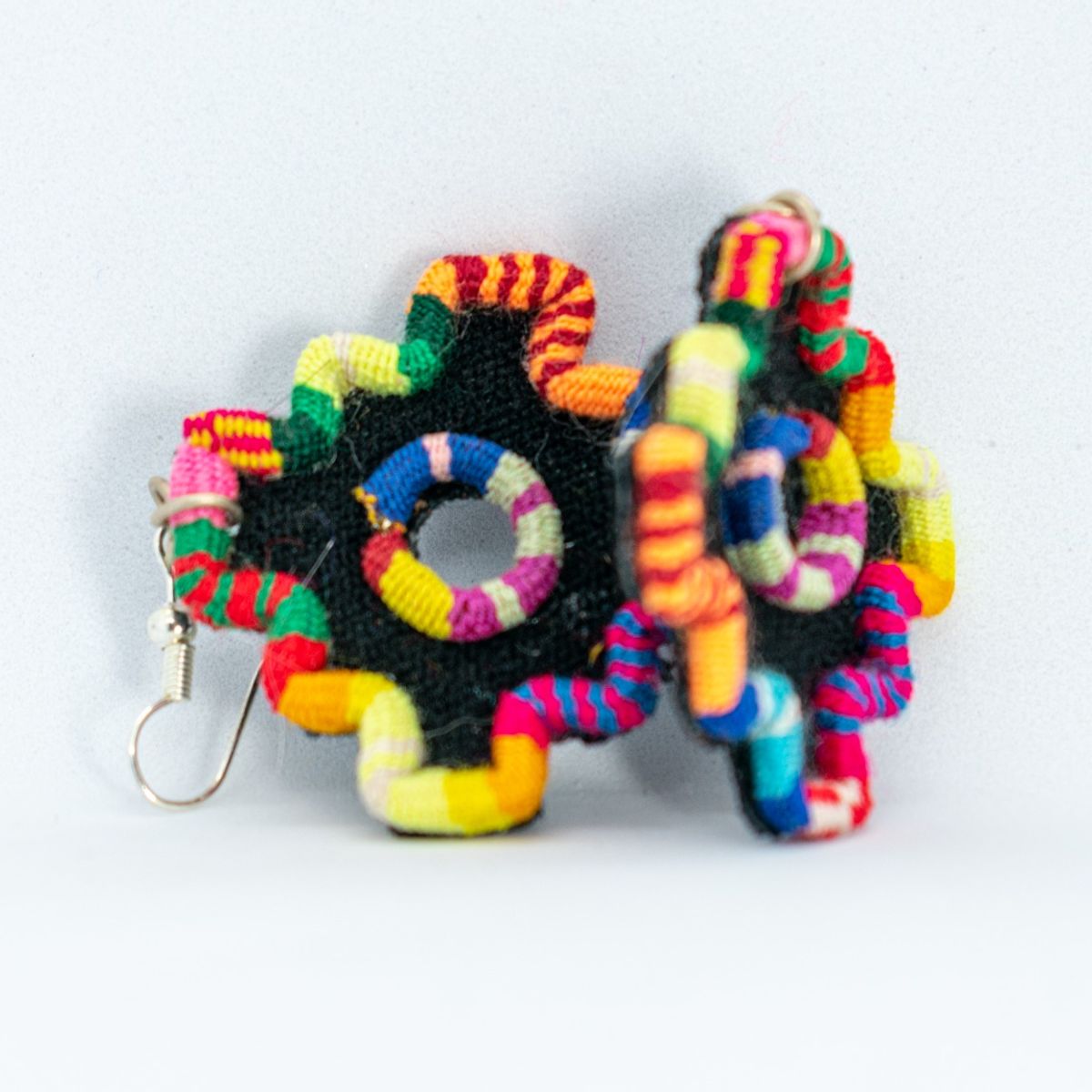 GENERICO - Aretes Artesanales Chakana – Cruz Andina Negro con Borde Multicolor, Hechos a Mano en Cusco