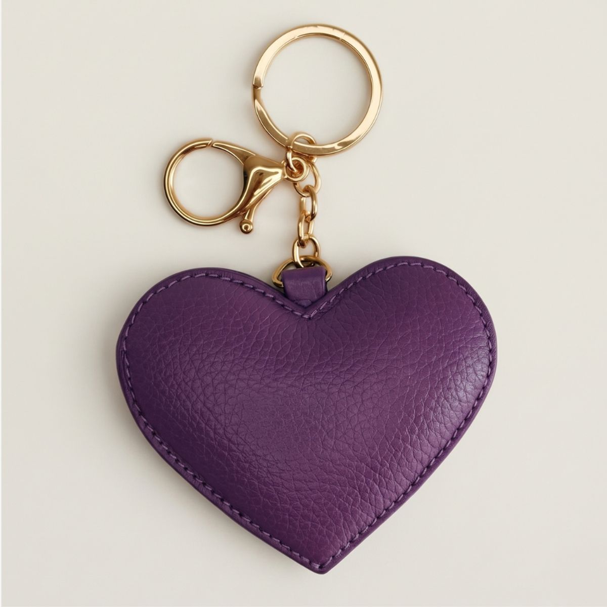 QARA - Llavero Charm de Corazón en Cuero Genuino