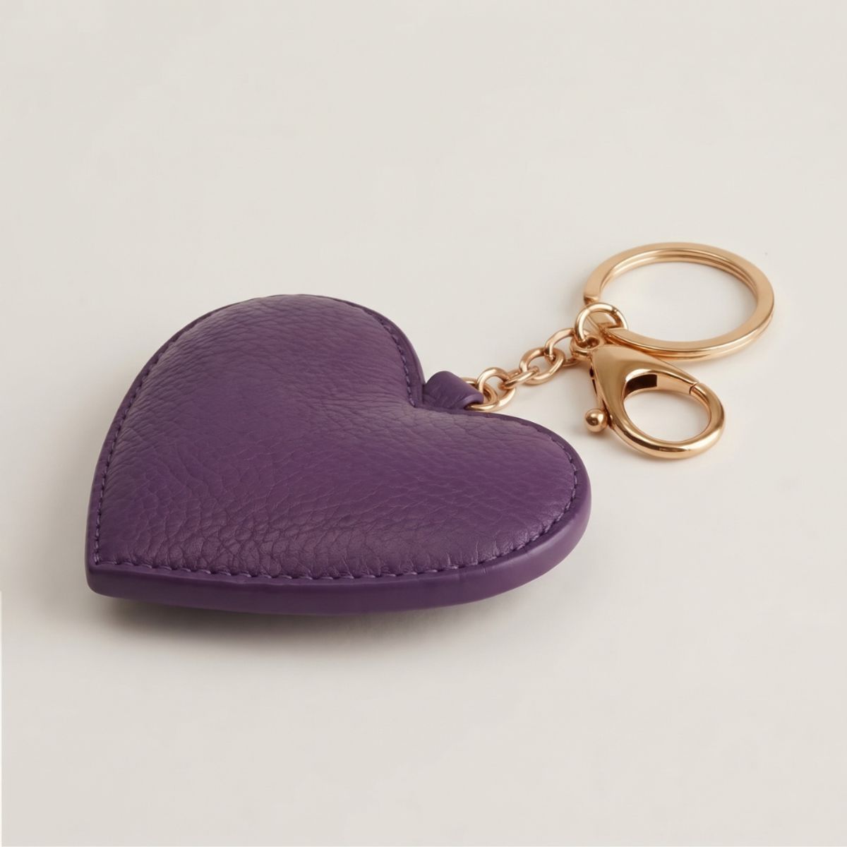 QARA - Llavero Charm de Corazón en Cuero Genuino