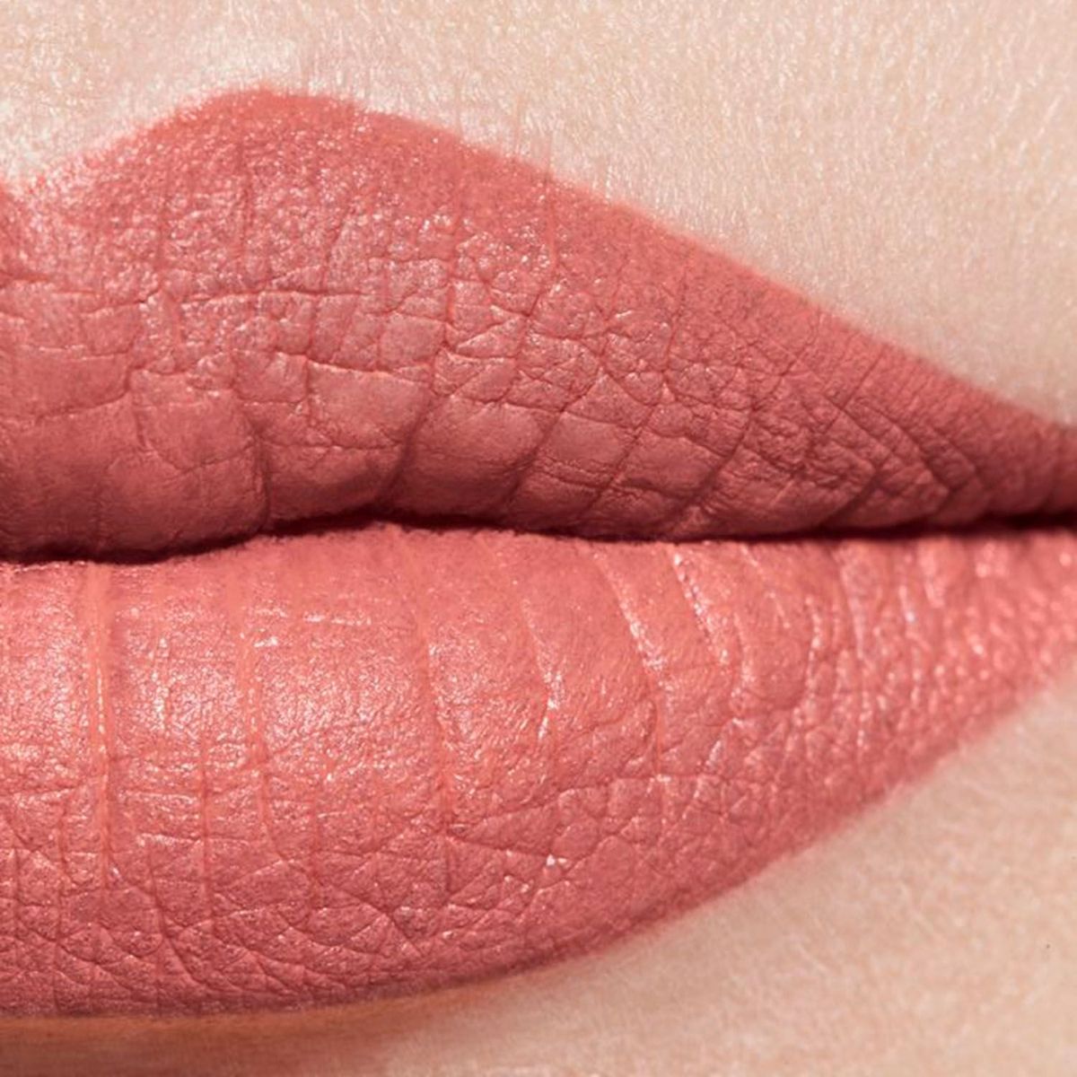 CHANEL - ROUGE ALLURE VELVET La Barra de Labios Aterciopelada Luminosa