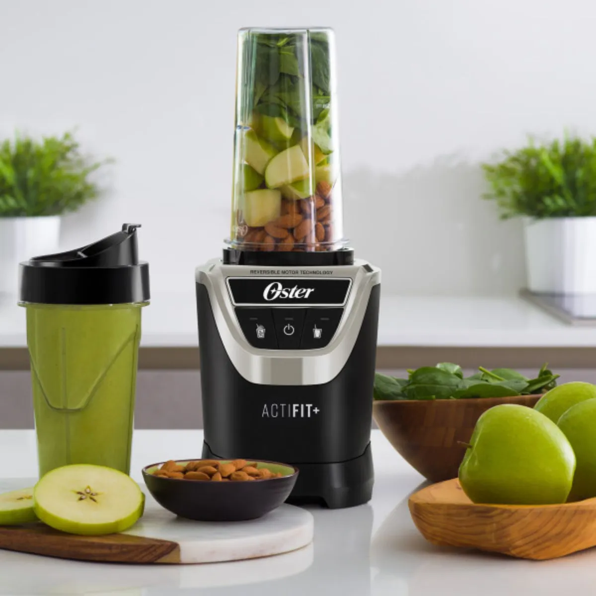 OSTER - Licuadora Negra con Sistema de Nutrición ActiFit, 1200W, 2 Programas Automáticos, Vaso Blend-N-Go de Tritan de 600 ml, BLSTXPN7002