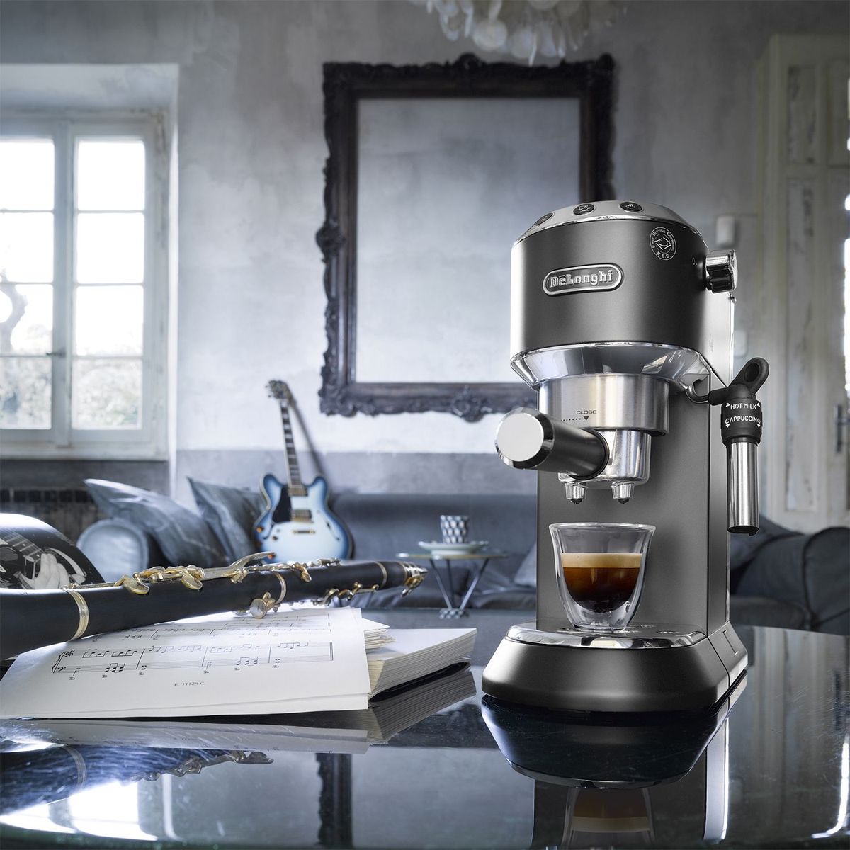 DELONGHI - Cafetera Espresso Dedica Negro