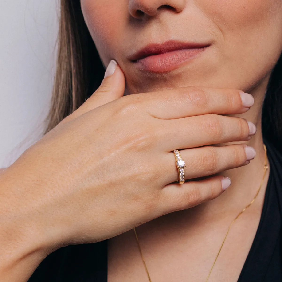 MAISHA - Anillo de Compromiso con Circones Incrustado Bañado en Oro