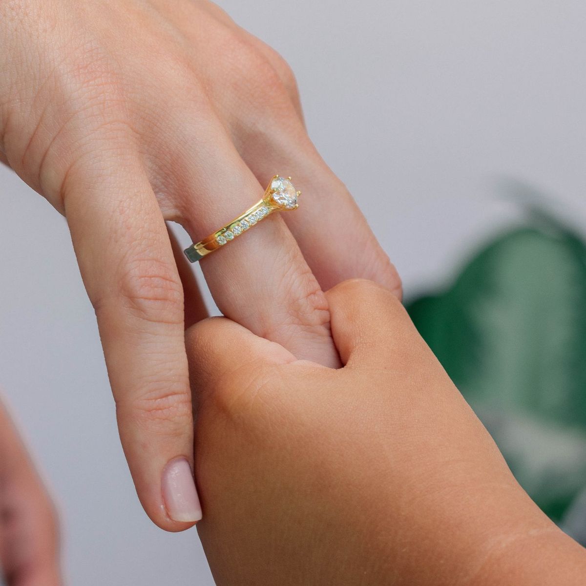 MAISHA - Anillo de Compromiso con Relieve de Circones Bañado en Oro