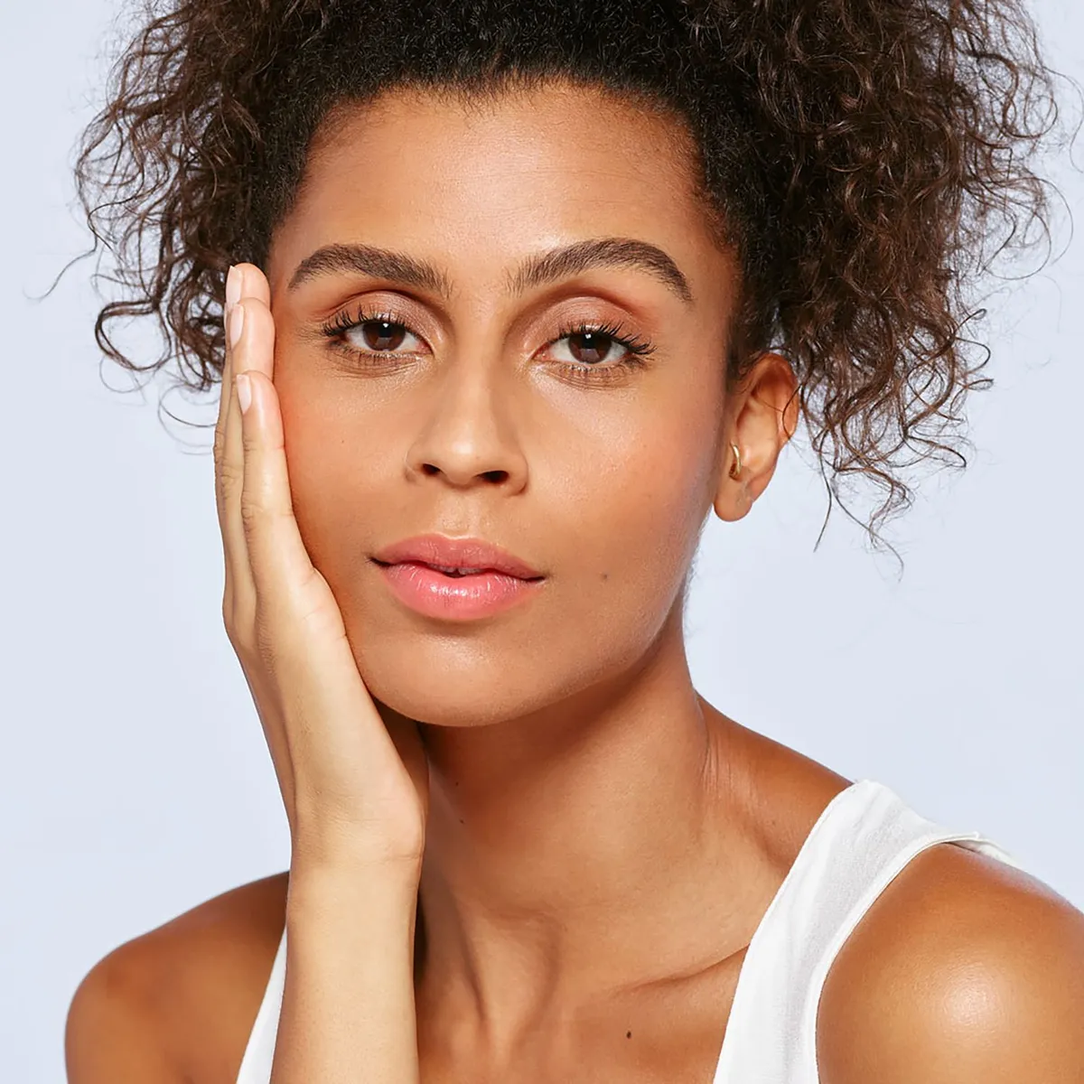 LOREAL PARIS - Protector Solar UV Defender Toque Seco con Color Antibrillo Tono Medio FPS 50+