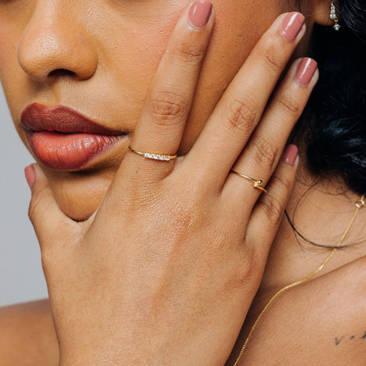 MAISHA - Anillo Stela Liviano con Relieve de Circones Bañado en Oro