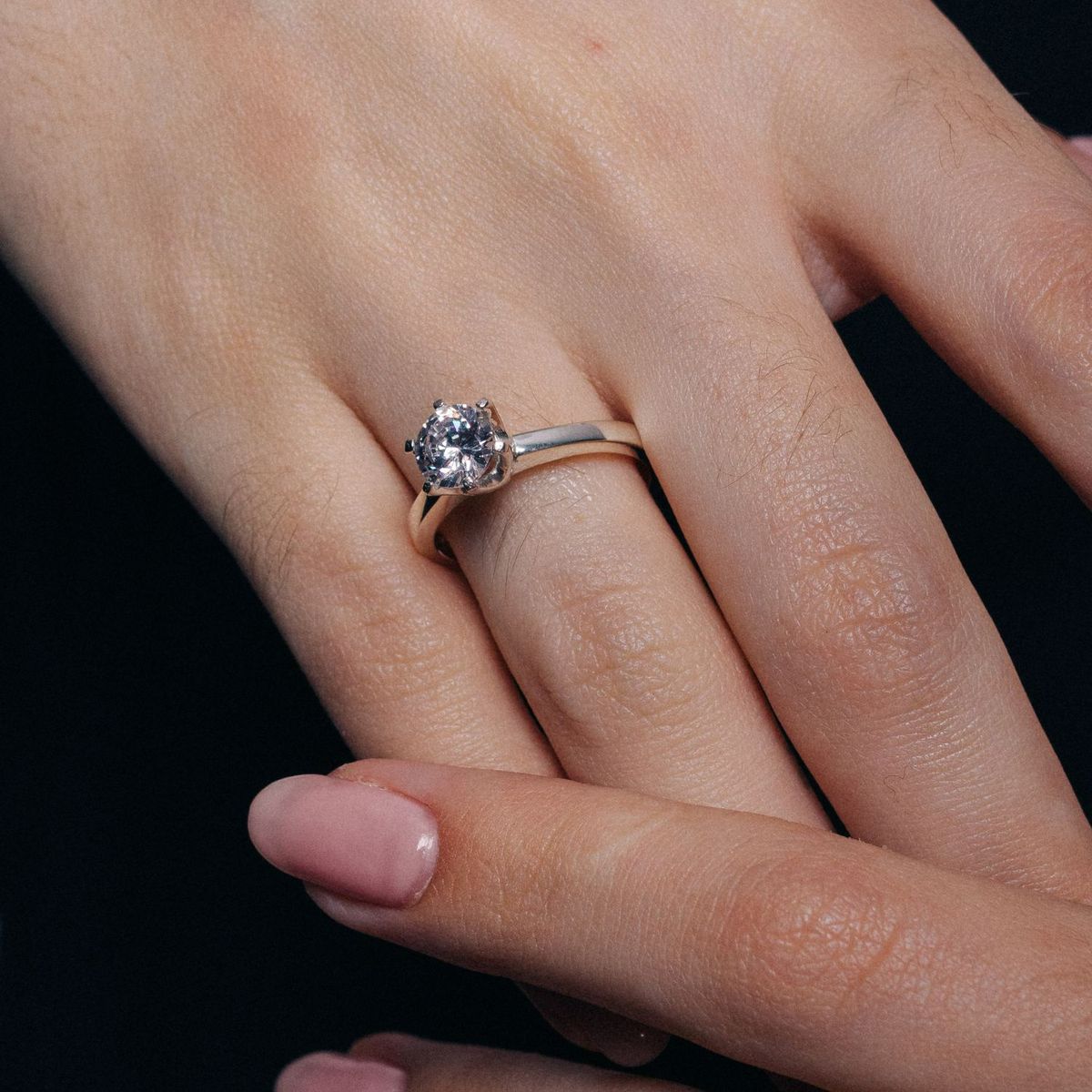 MAISHA - Anillo de Compromiso Fancy delgado con Zircon Circular de Plata 925