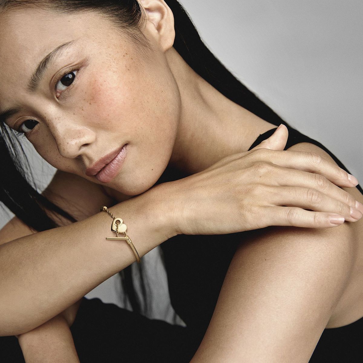 PANDORA - Brazalete Cadena De Serpiente Con Barra T Pandora Moments Con Corazón Recubrimiento En Oro 14k