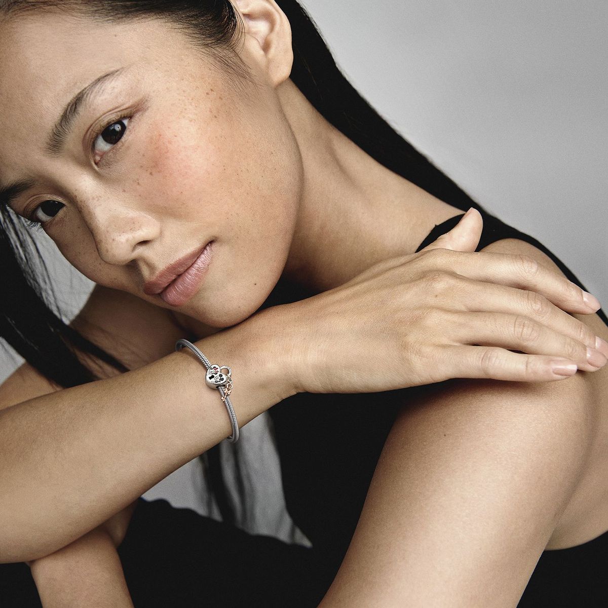 PANDORA - Charm Candado Con Mickey Mouse Y Minnie Mouse De Disney Recubrimiento En Oro Rosa 14k