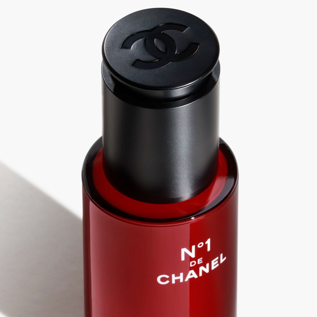 CHANEL - N°1 DE CHANEL SÉRUM REVITALIZANTE Alisa y Aporta Luminosidad para una Piel que Luce Más Joven