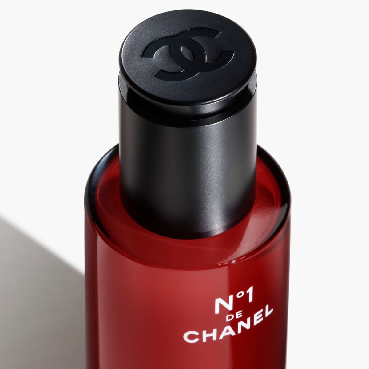 CHANEL - N°1 DE CHANEL SÉRUM REVITALIZANTE Alisa y Aporta Luminosidad para una Piel que Luce Más Joven
