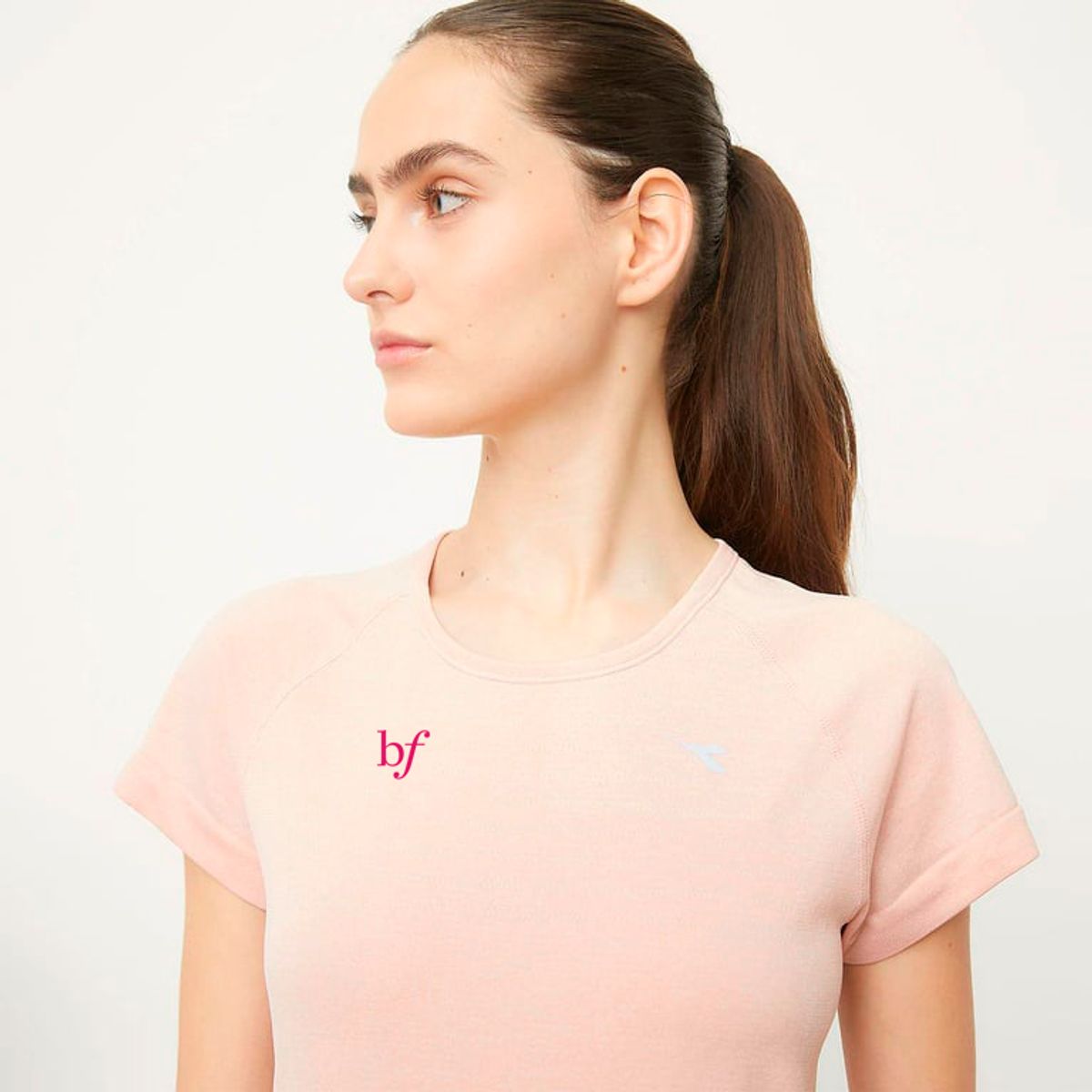 BENEFIT - Polo Deportivo Mujer Benefit x Diadora