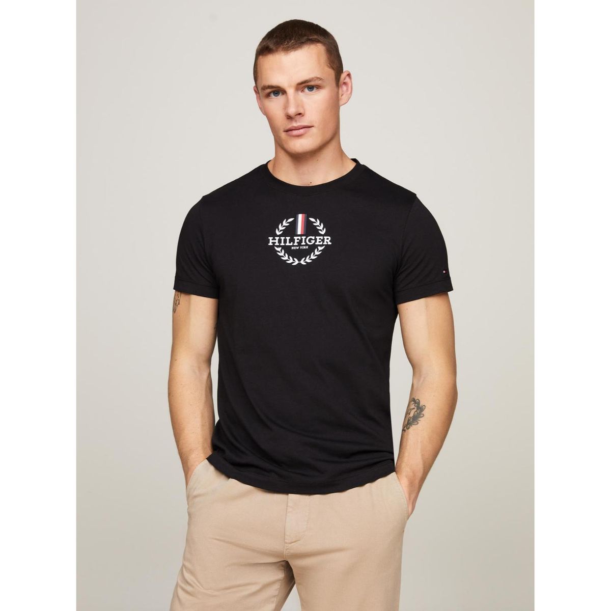 TOMMY HILFIGER - Camiseta Global Stripe Wreath Tee 