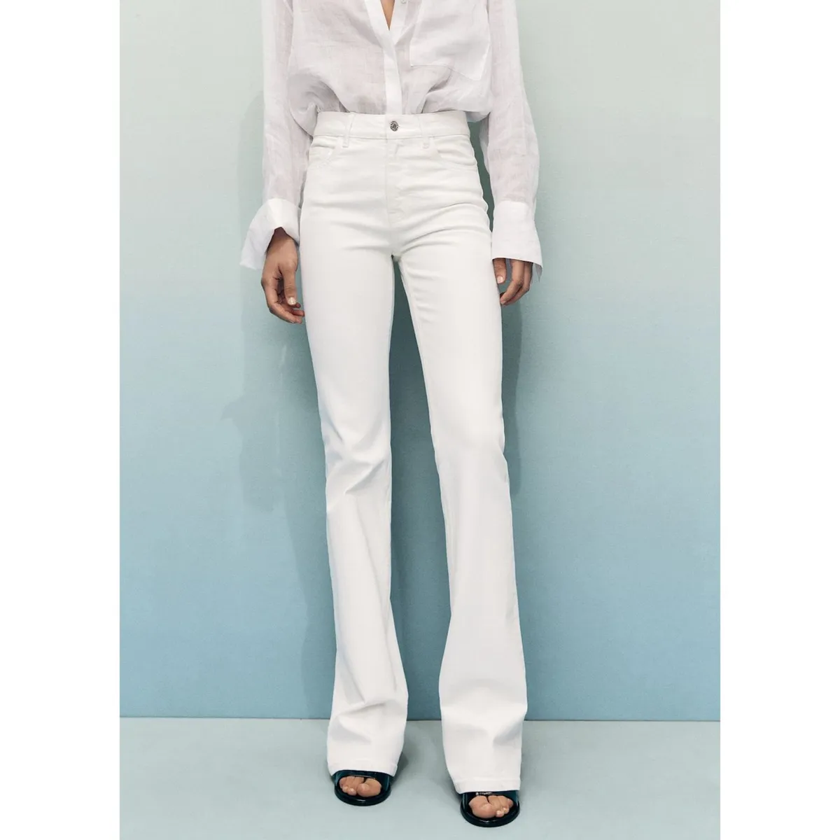 MANGO - Jean Flare Tiro Medio Mujer Mango