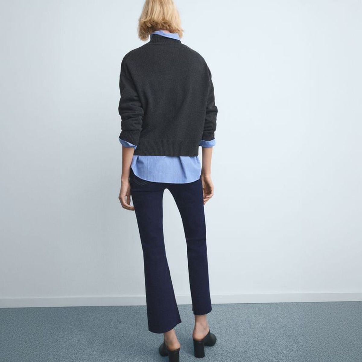 MANGO - Jean Flare Tiro Medio Mujer Mango
