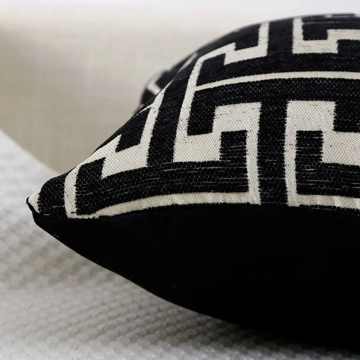 KAST PE - Almohada - Sheny - Con Estampado Geometrico