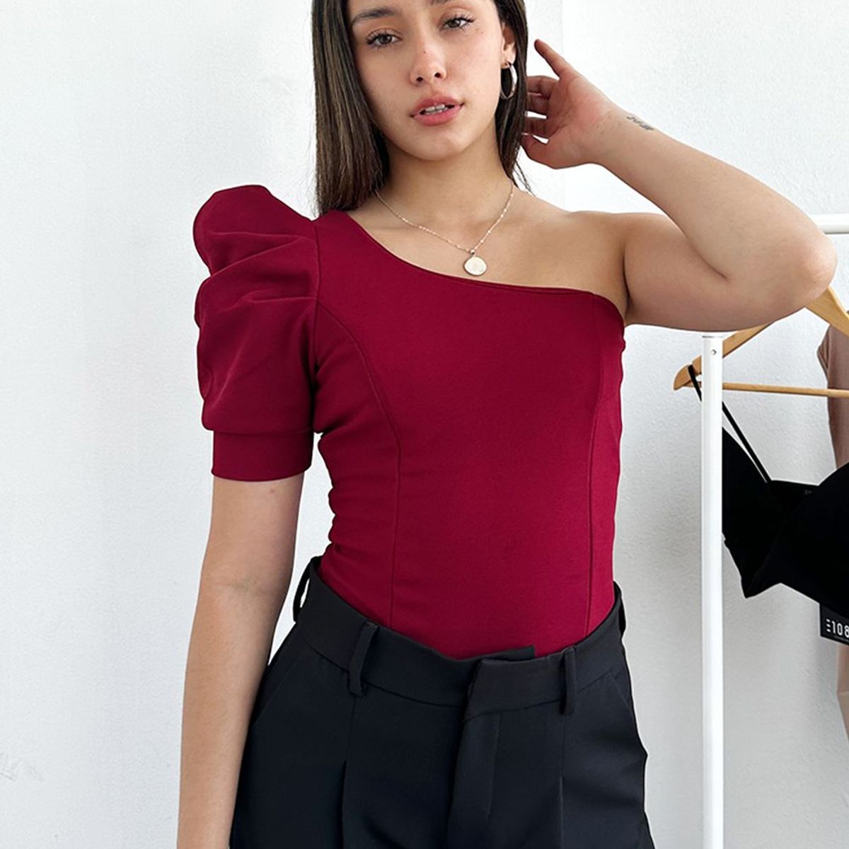 GENERICO - Polo Asimetrico Manga Abullonada Dasha Color Vino Estacion 108