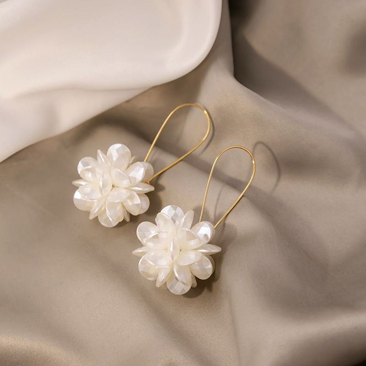 VATYERTY - Aros de Racimo de Flores Blancas Bañados en Plata