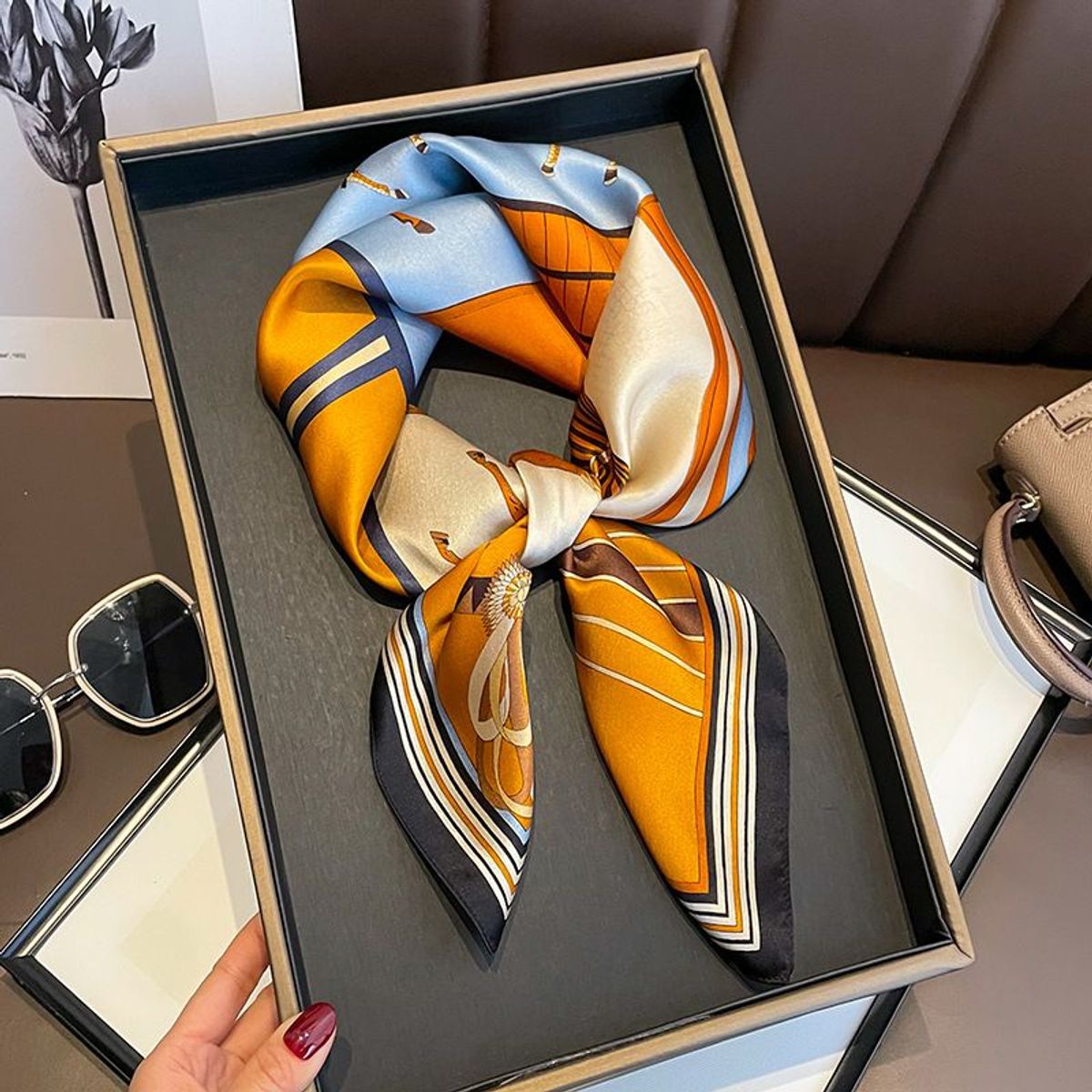 VATYERTY - Pañuelo Cuadrado Símil Seda  Elegante Estampado Caballos