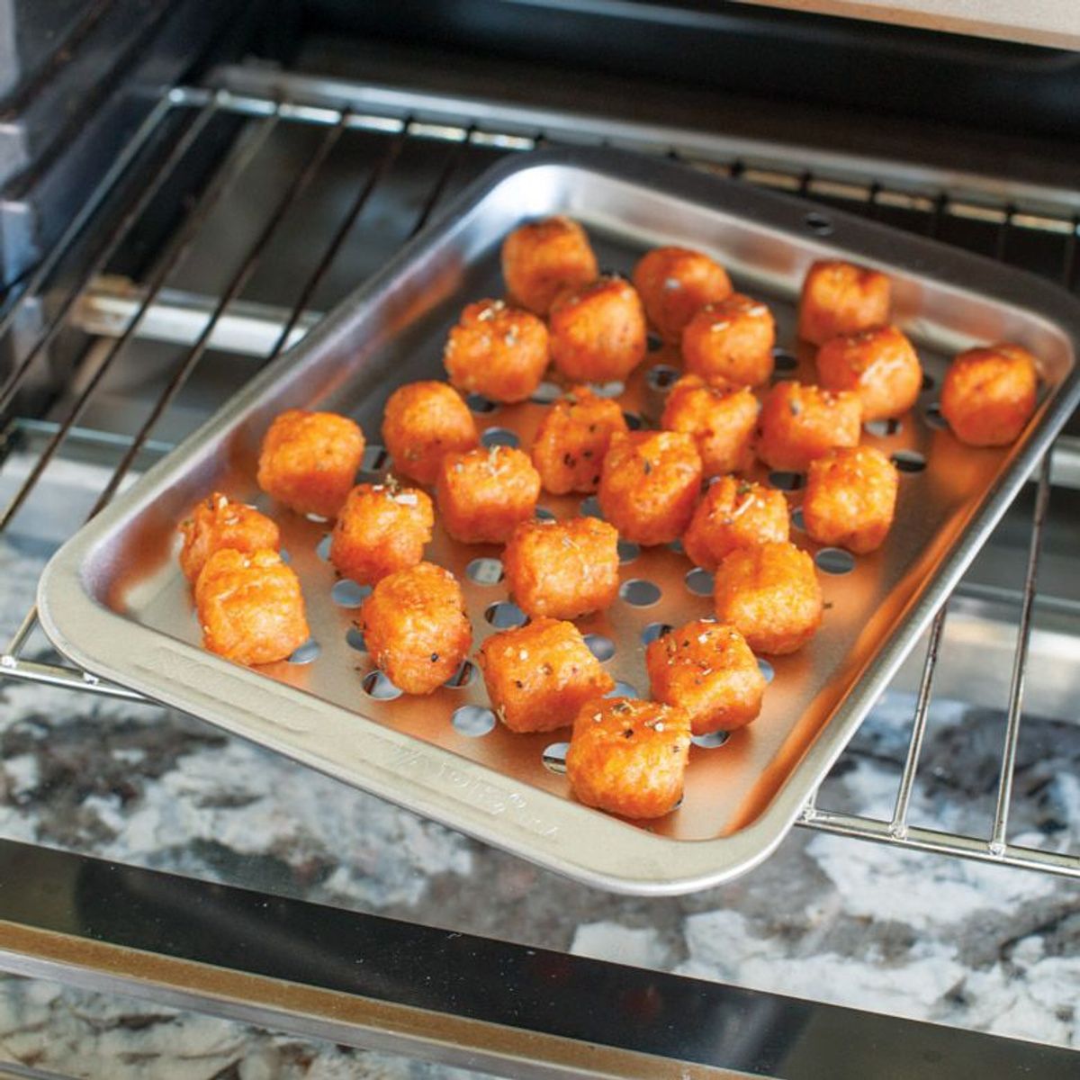 NORDIC WARE - Bandeja para hornear perforada de aluminio Crispy