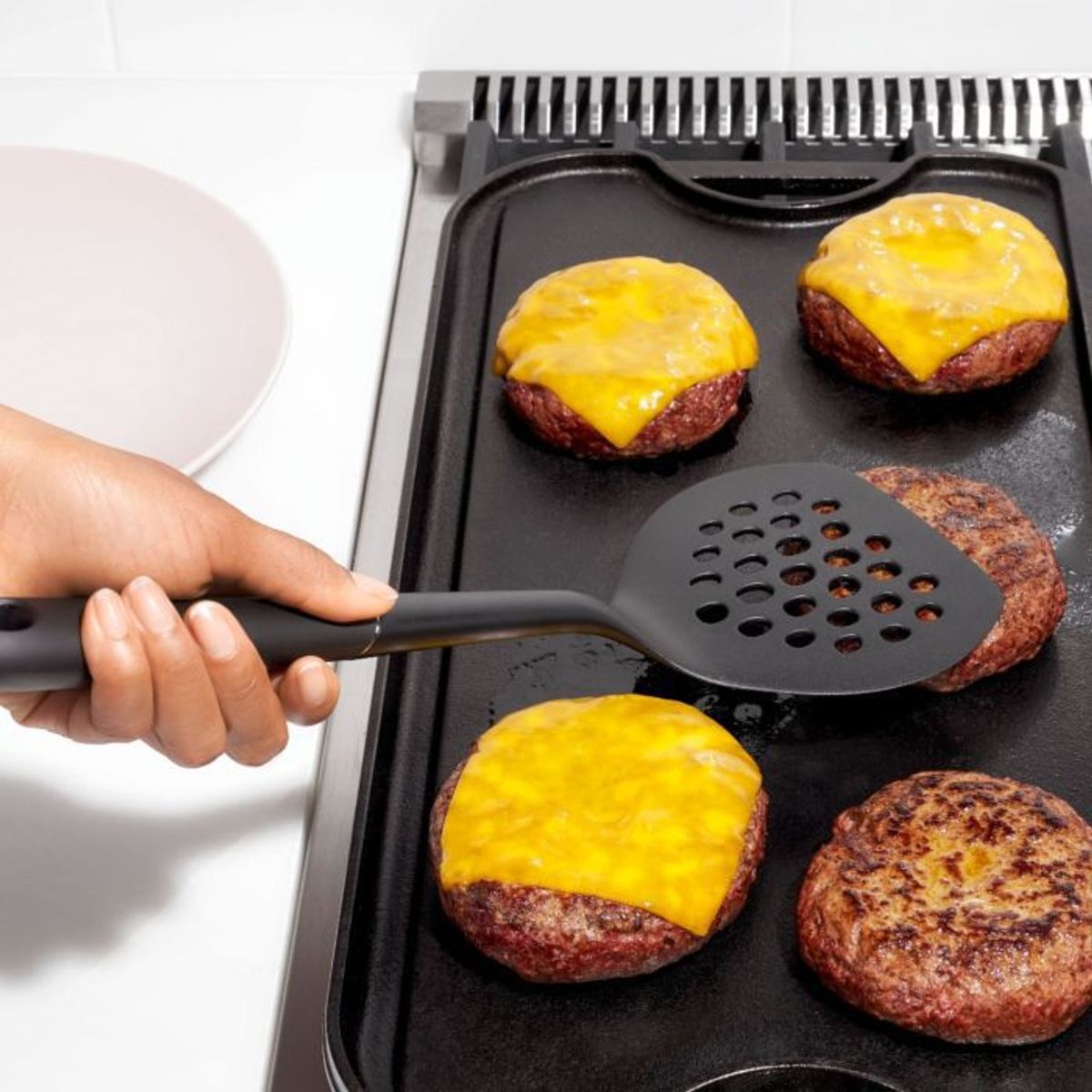 CRATE & BARREL - Espátula Ranurada de Nylon OXO