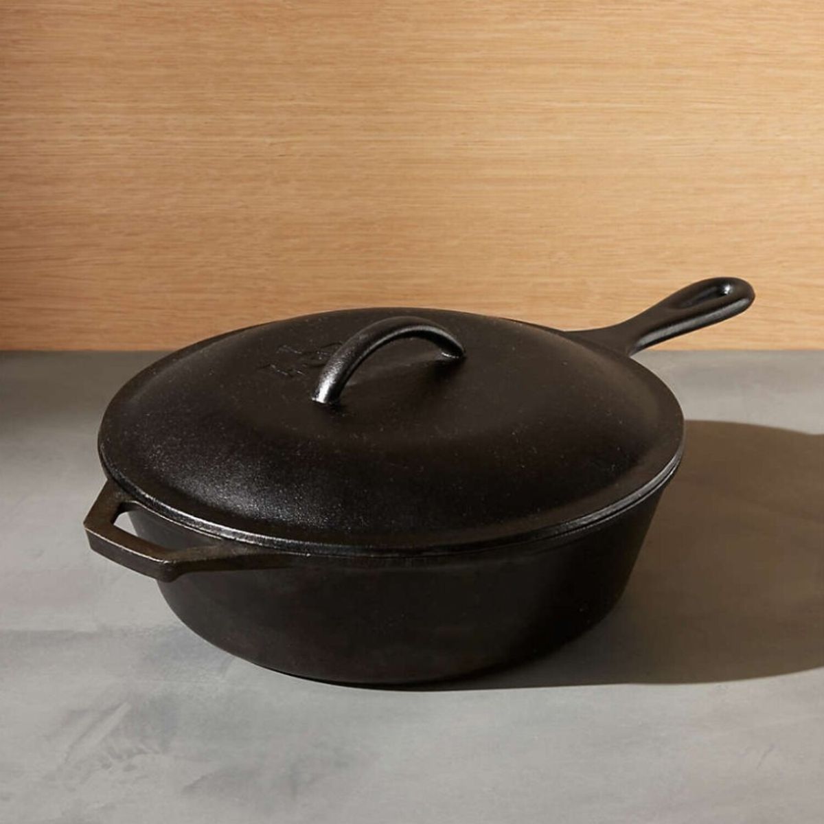CRATE & BARREL - Sartén Honda con Tapa 3.2 Qt LODGE