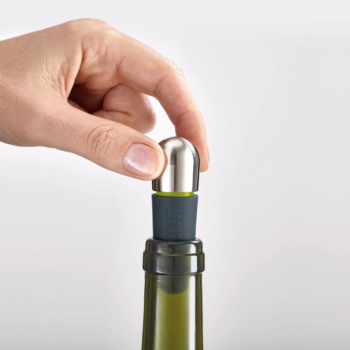 CRATE & BARREL - Tapa de Botella Twist Lock Barwise JOSEPH JOSEPH