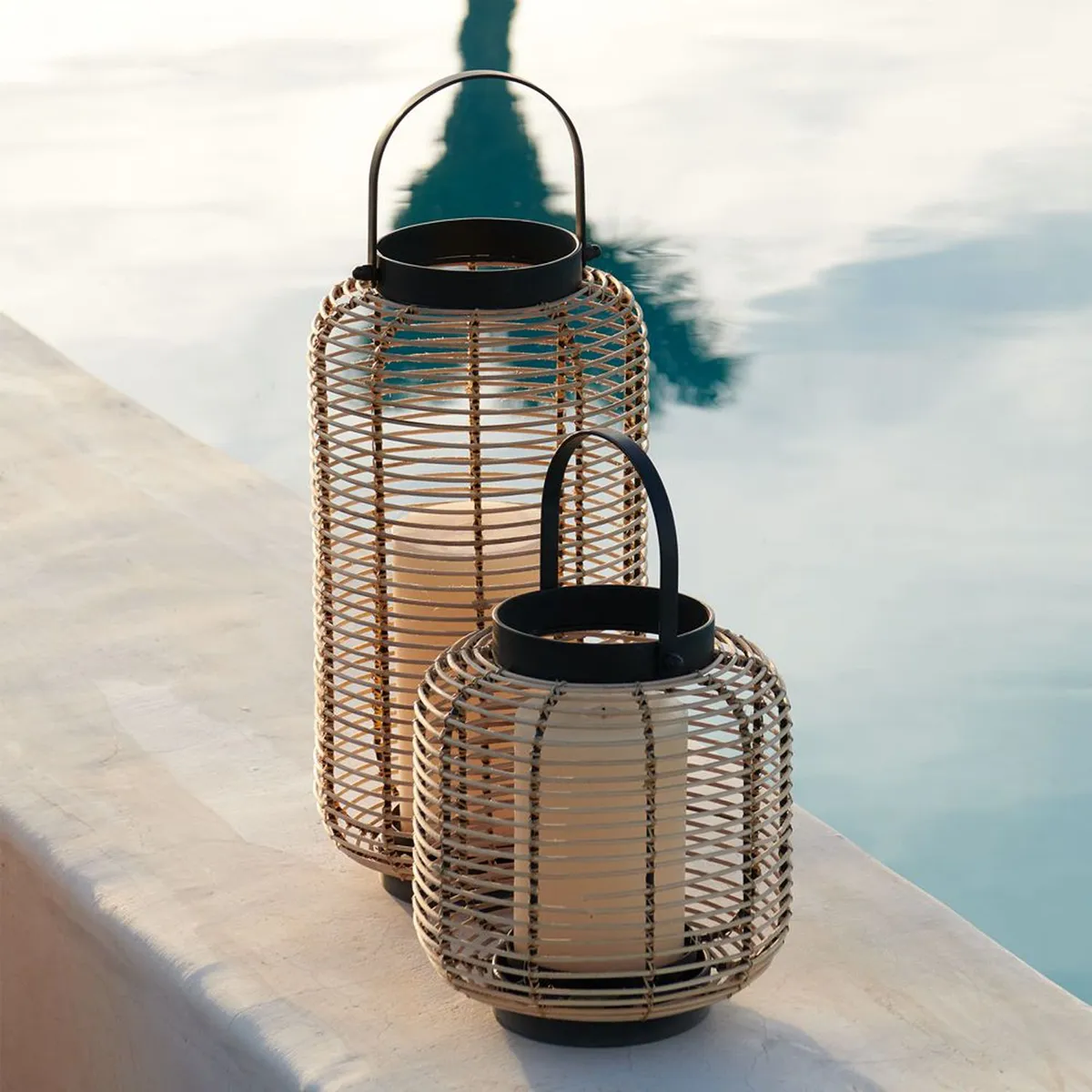 CRATE & BARREL - Farol Brigton para Exteriores