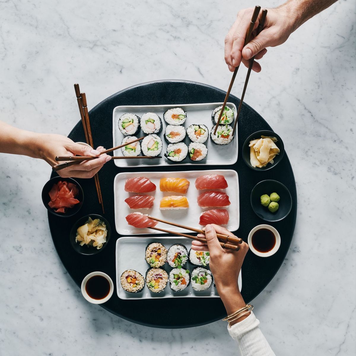 CRATE & BARREL - Tabla De Aperitivo Tondo De Madera Ebonizada