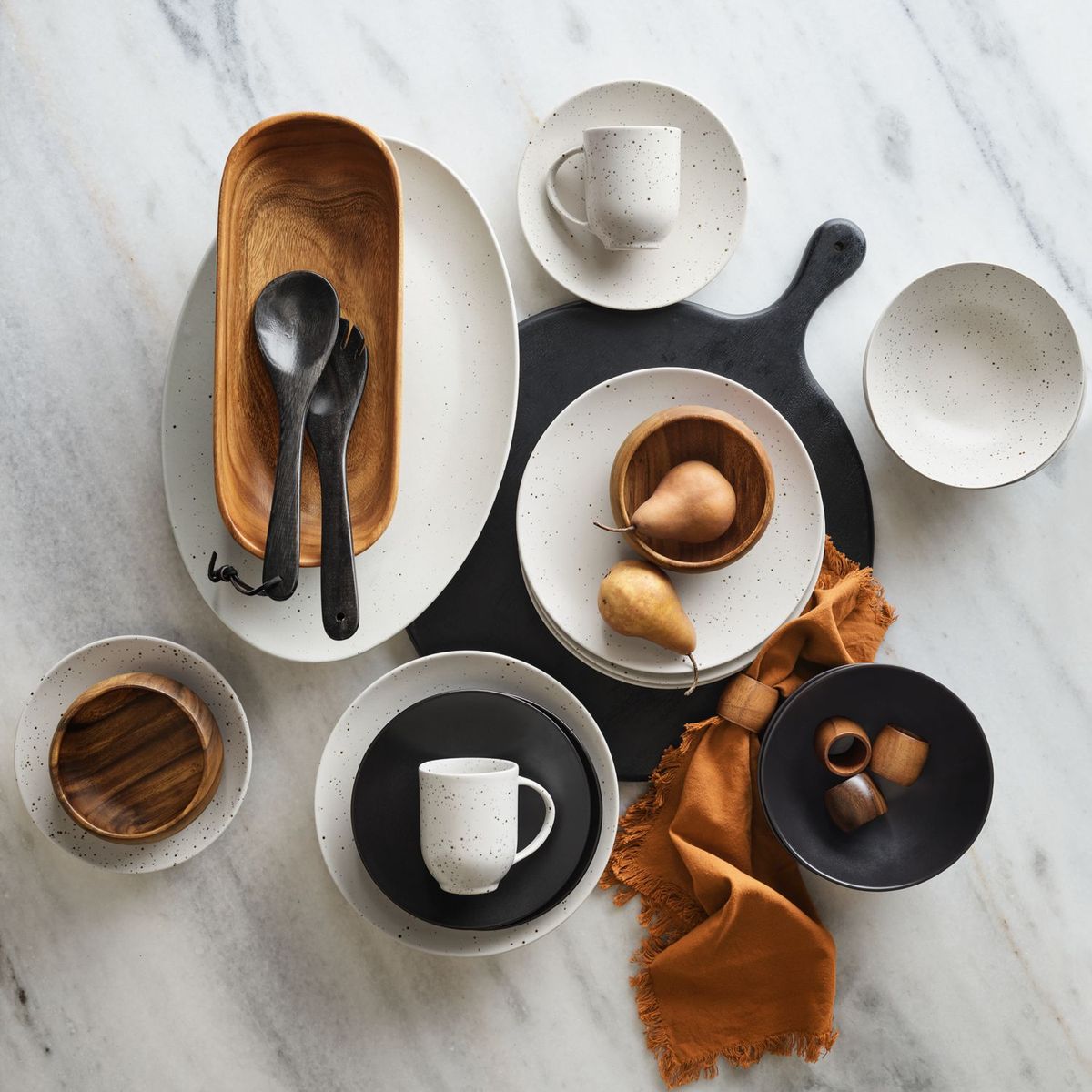 CRATE & BARREL - Tabla De Servir Tondo De Madera Ebonizada