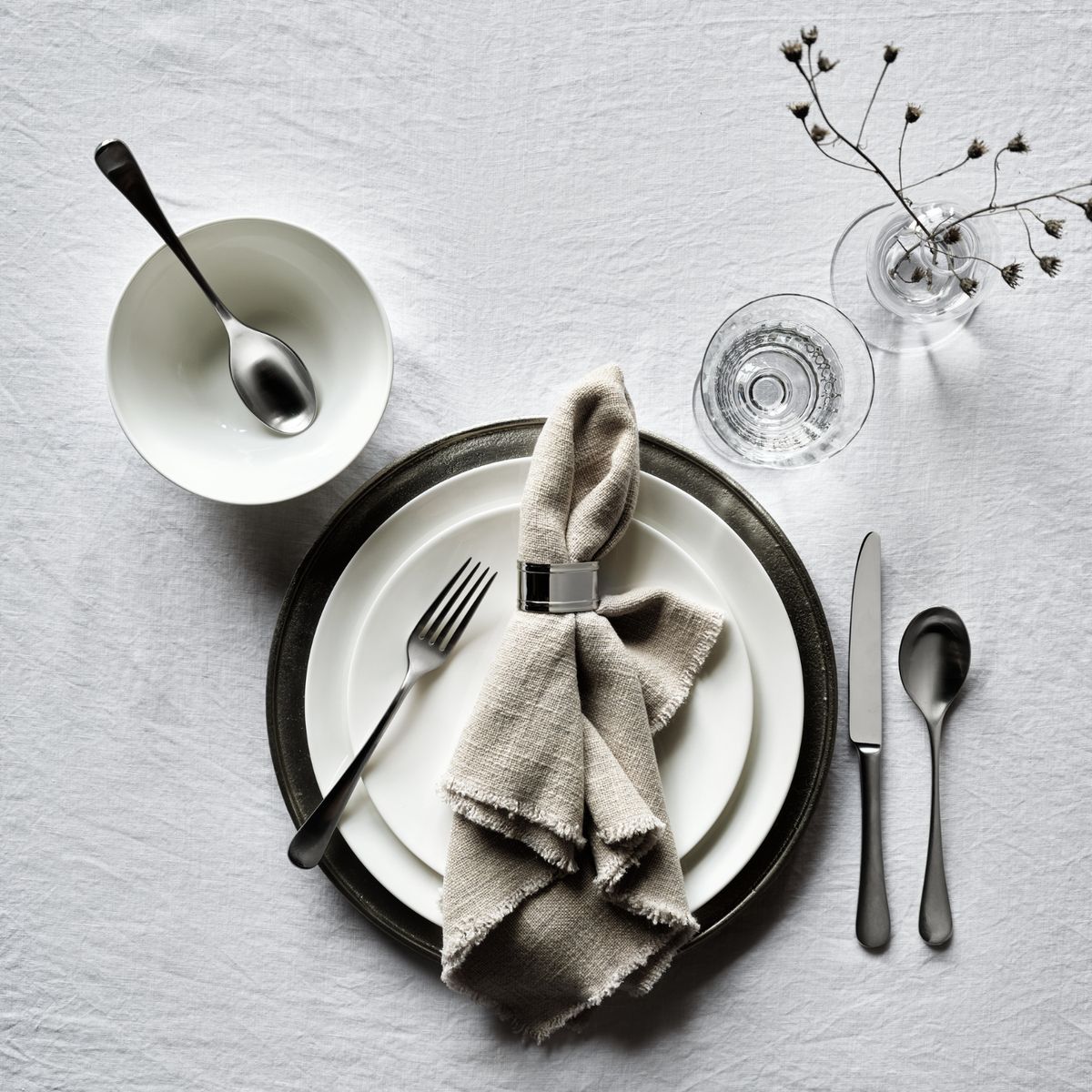 CRATE & BARREL - Plato de Sitio Argento Antique