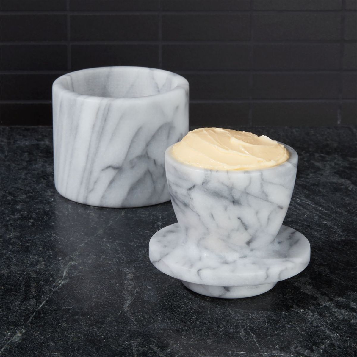CRATE & BARREL - Contenedor para Mantequilla de Mármol French Kitchen