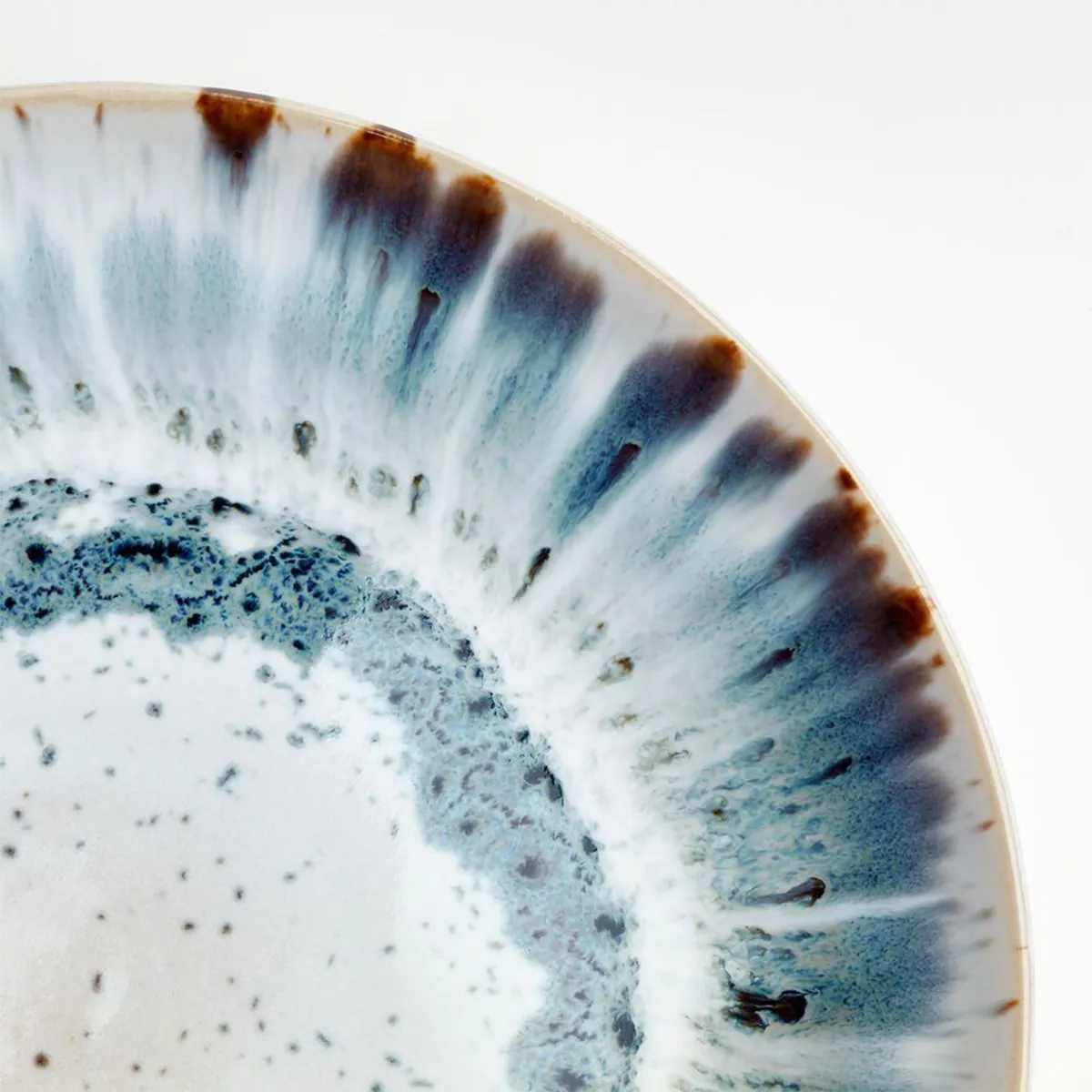 CRATE & BARREL - Plato de Ensalada Julo Azul