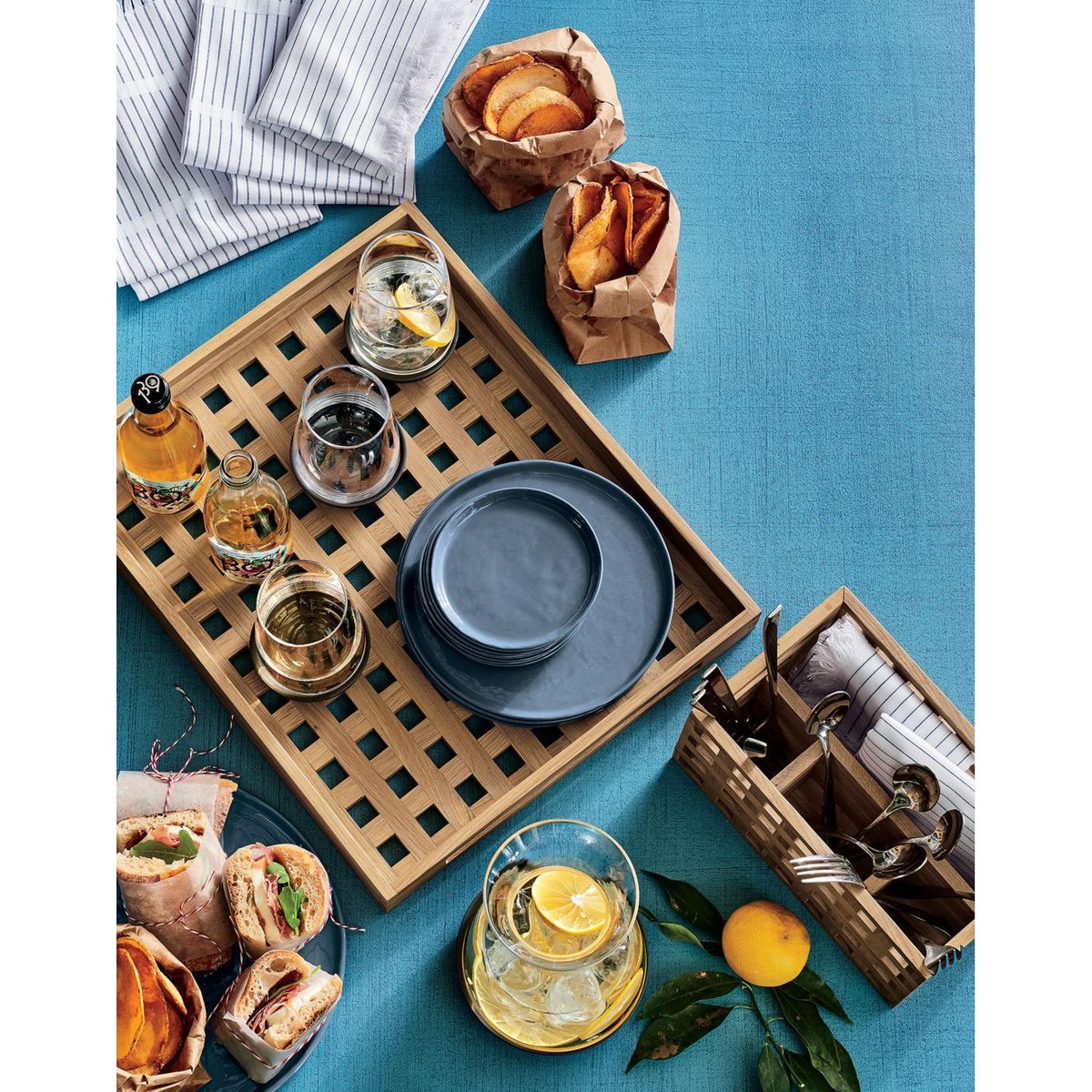 CRATE & BARREL - Plato de Fondo Mercer Denim