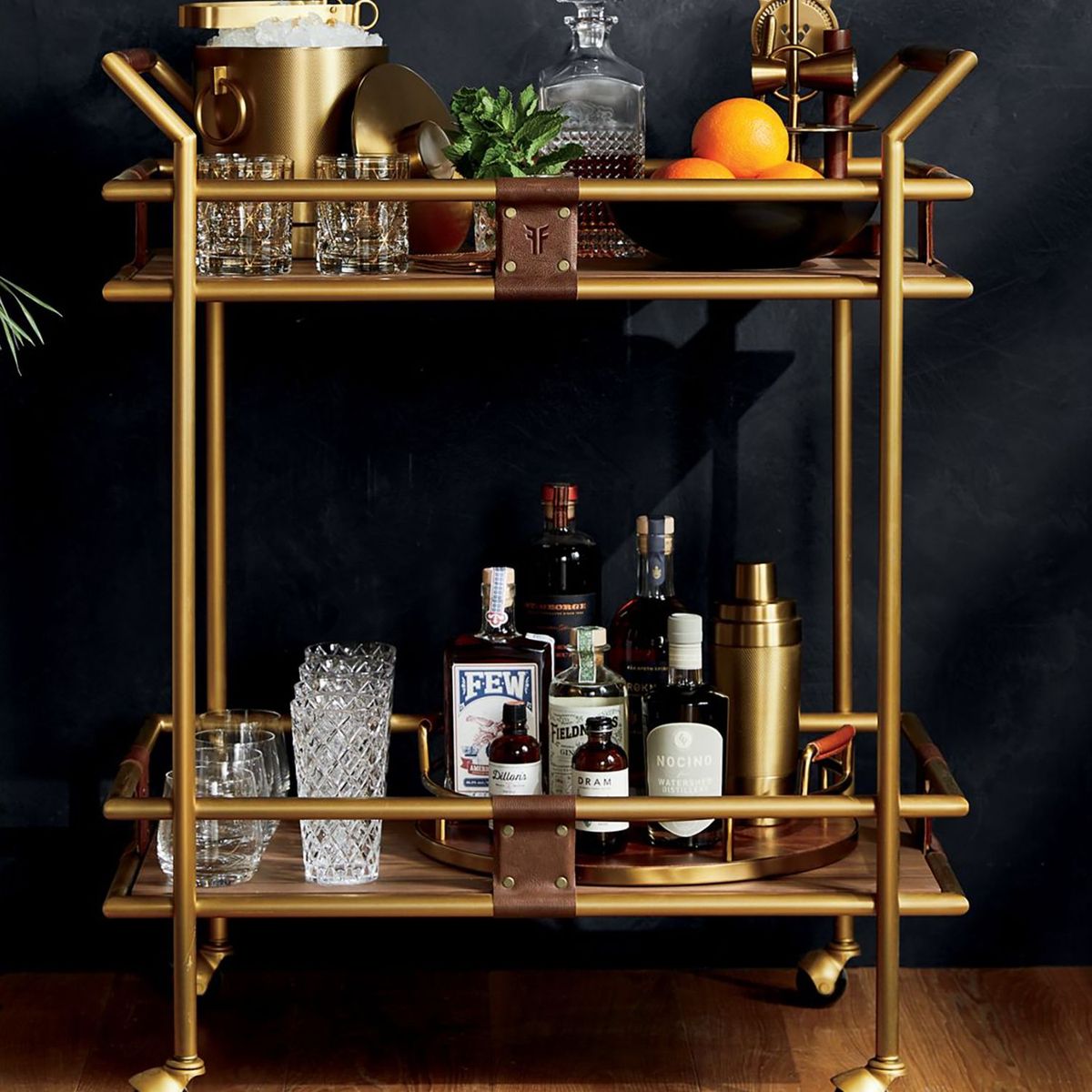 CRATE & BARREL - Carro de Bar Fae de Latón con Encimeras de Madera 2 Niveles