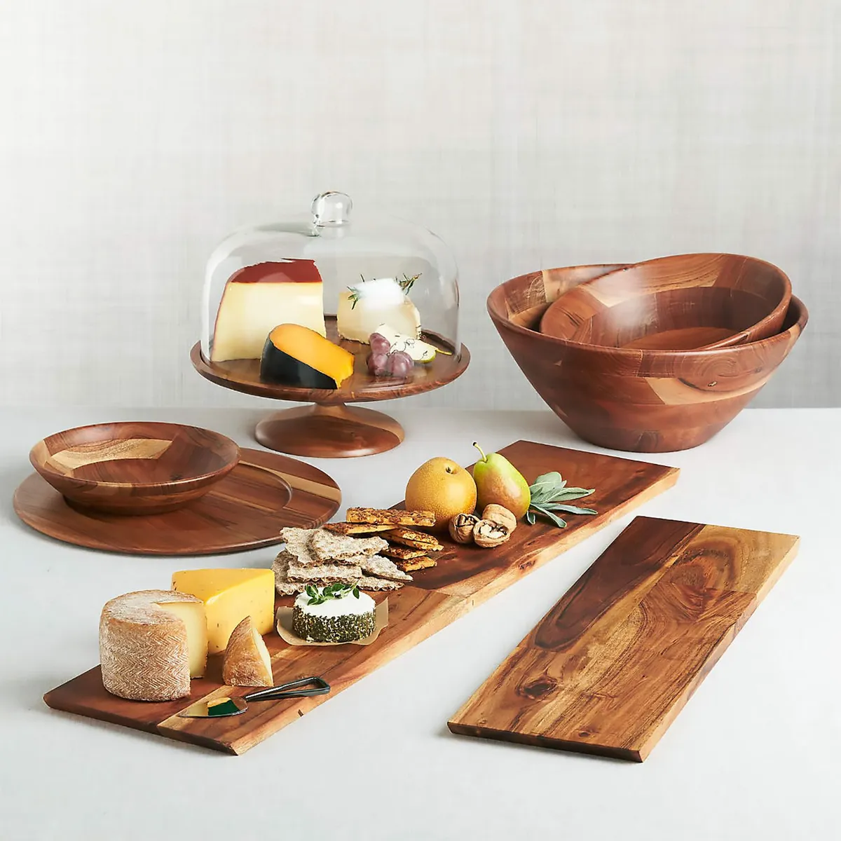 CRATE & BARREL - Pedestal para Pastel de Madera de Acacia Carson