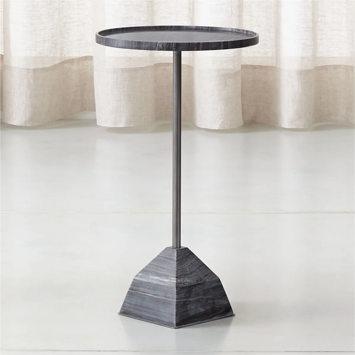 CRATE & BARREL - Mesa Auxiliar Prost de Mármol