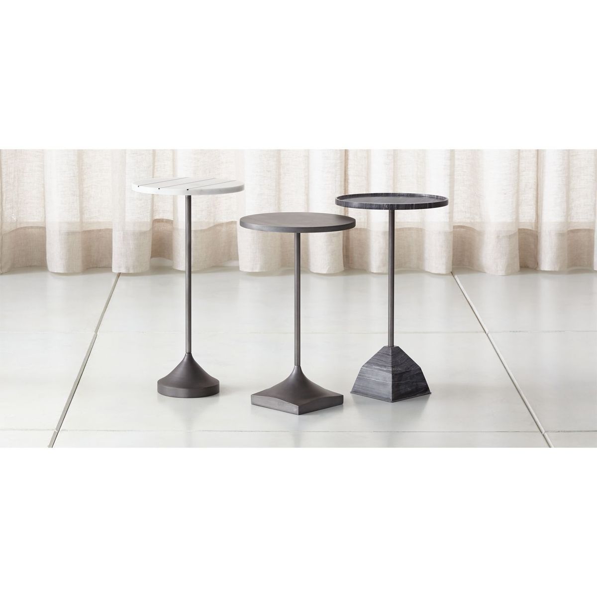 CRATE & BARREL - Mesa Auxiliar Prost de Mármol con Base de Latón
