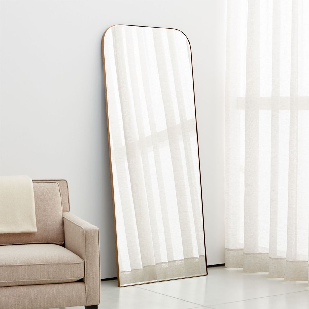 CRATE & BARREL - Espejo de Piso en Arco Edge 81cm