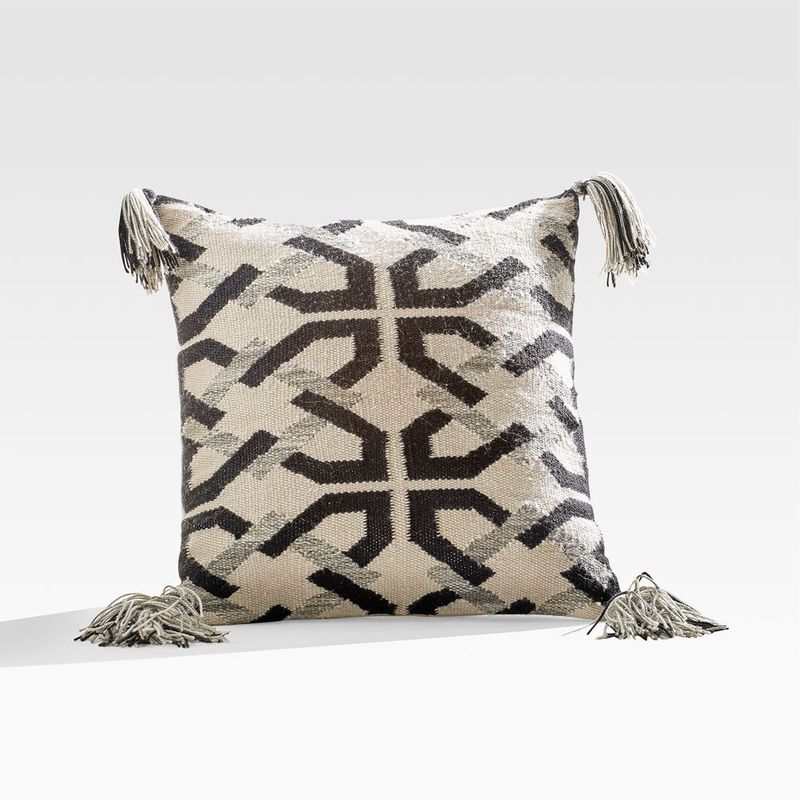CRATE & BARREL - Cojín Mohave Tassels para Interiores/Exteriores 51x51cm