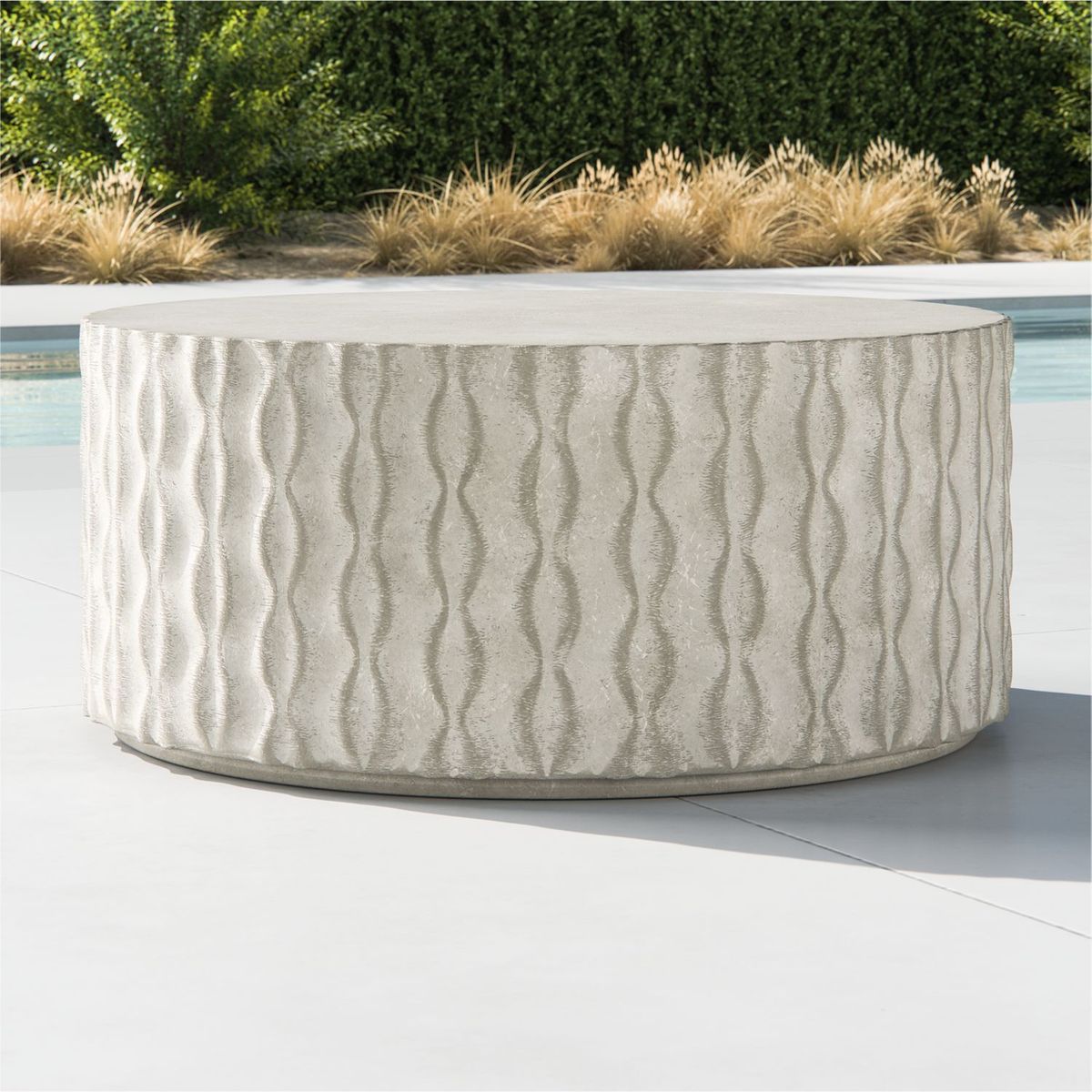 CRATE & BARREL - Mesa de Centro de Concreto Fundido