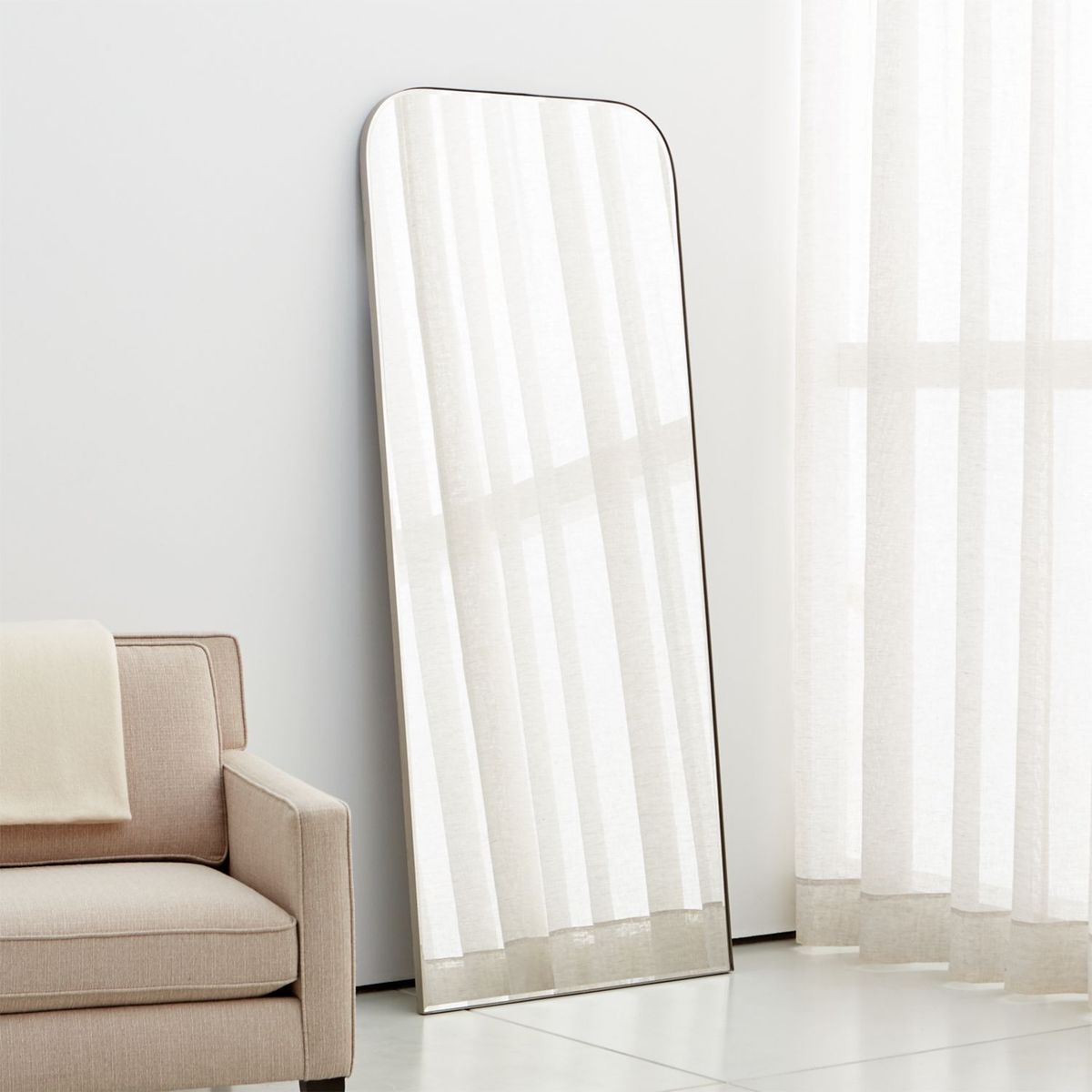 CRATE & BARREL - Espejo de Piso en Arco Edge 81cm