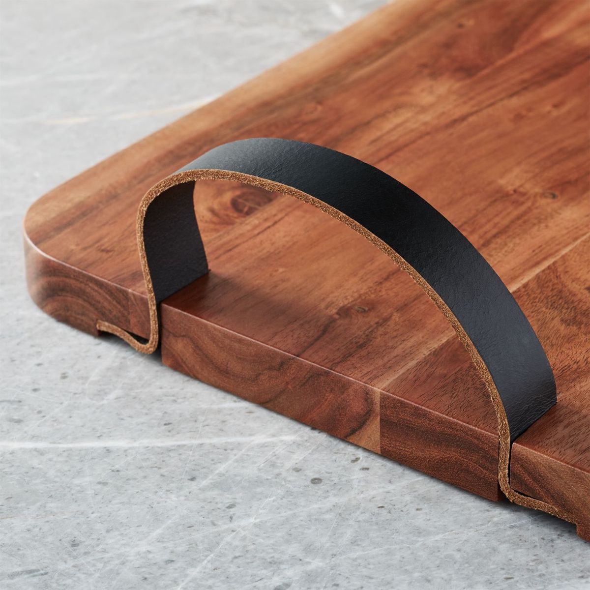CRATE & BARREL - Tablar para Servir Brantley con Asas de Cuero