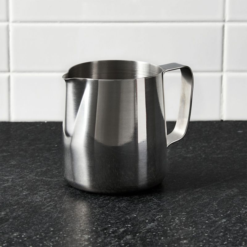 CRATE & BARREL - Jarra para Espumar de Acero Inoxidable HARIO