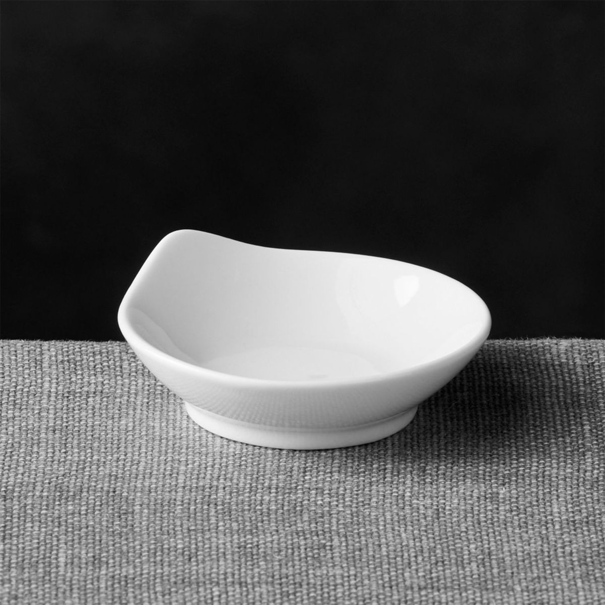 CRATE & BARREL - Mini Plato de Porcelana Redondo con Lágrima