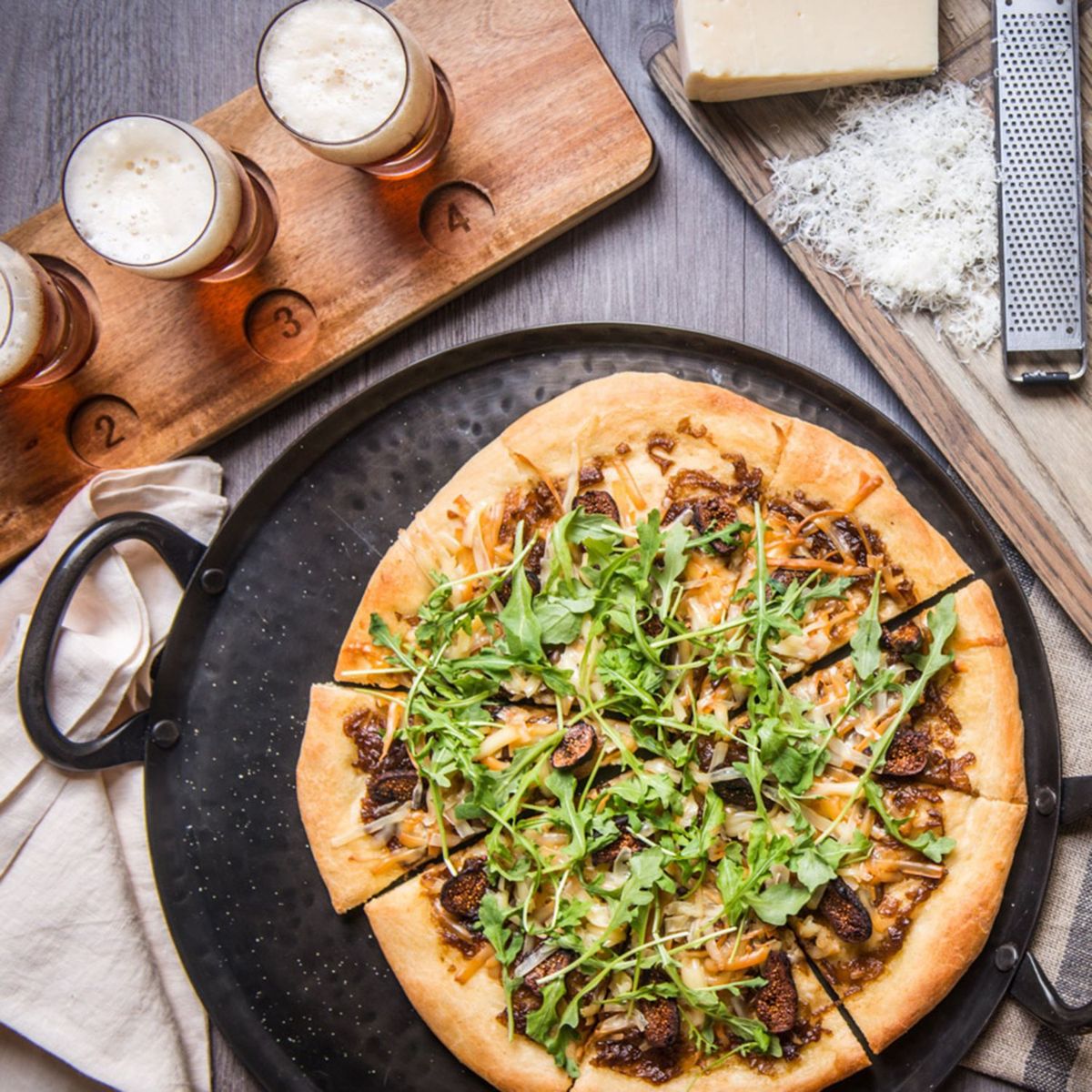 CRATE & BARREL - Bandeja Redonda Feast