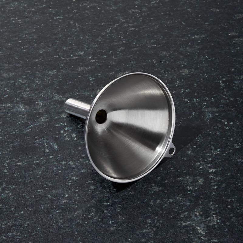 CRATE & BARREL - Embudo de Acero Inoxidable