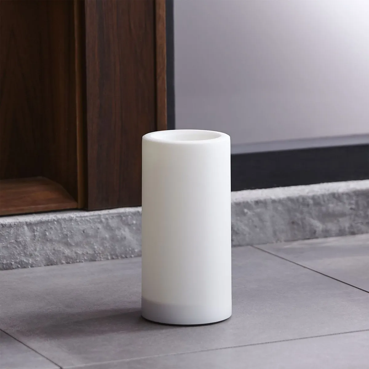 CRATE & BARREL - Vela de Pilar con Temporizador para Exteriores