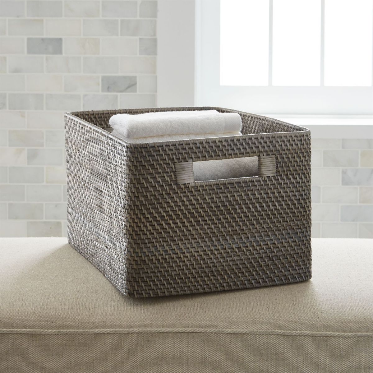 CRATE & BARREL - Canasta Sedona Gris Pequeña