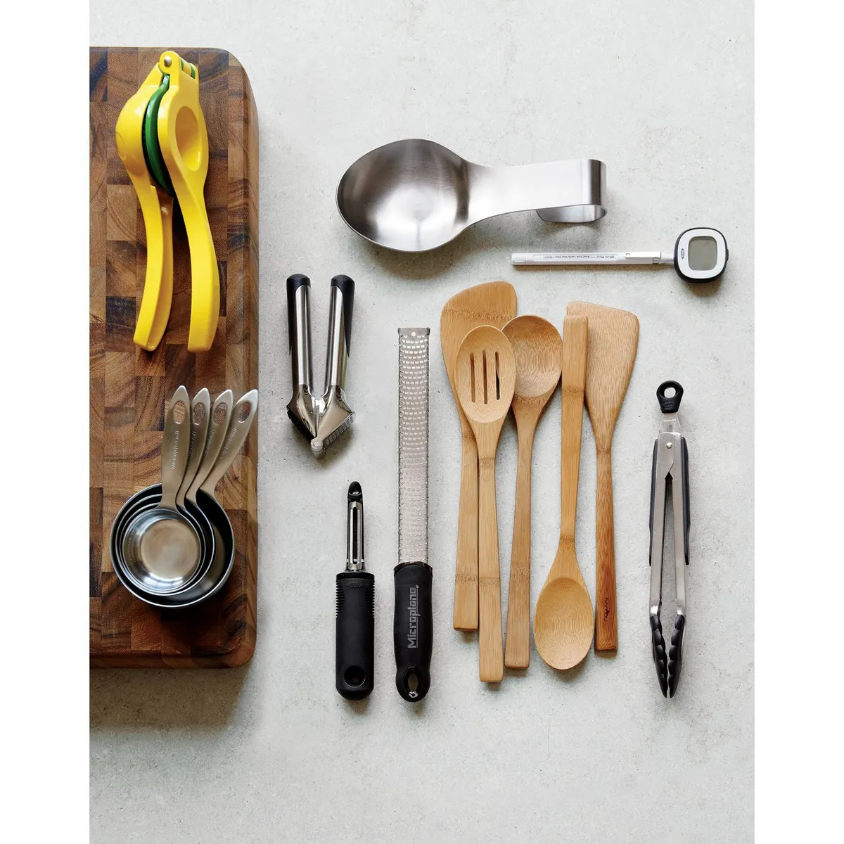 CRATE & BARREL - Pelador Negro OXO